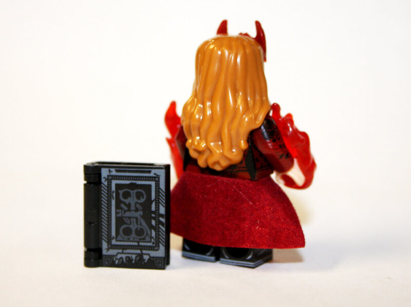 Scarlet Witch Marvel MCEU Comic with spell book Minifigure - Image 2