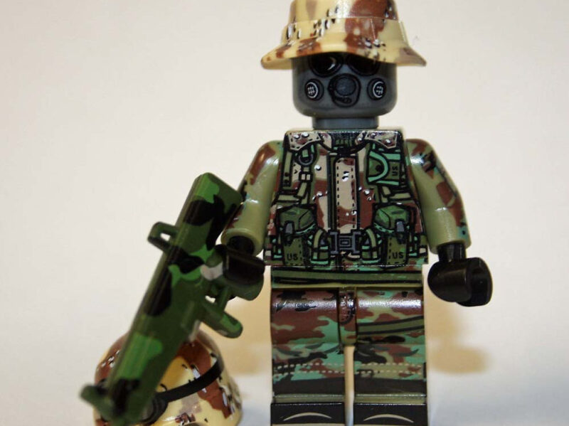 War on Terror US Army Soldier Minifigure - Premium Gas Mask Desert Edition - Image 3